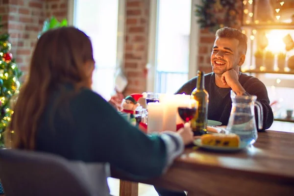 Jong Mooi Koppel Glimlachend Gelukkig Zelfverzekerd Eten Eten Kerst Thuis — Stockfoto