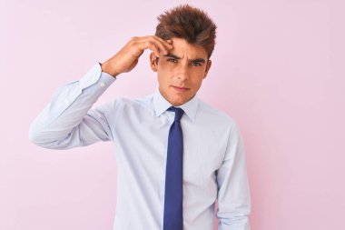 Gömlek ve kravat takan genç yakışıklı iş adamı pembe arka planda dikiliyor. Alnındaki sivilceden mutsuz olduğunu gösteriyor. Siyah noktalı çirkin bir enfeksiyon. Sivilce ve deri problemi