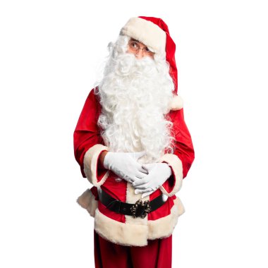 Orta yaşlı yakışıklı adam, Noel Baba kostümü ve sakal takmış uykulu ve yorgun görünüyor, yorgunluktan bitkin düşmüş, akşamdan kalma, tembel gözlü..