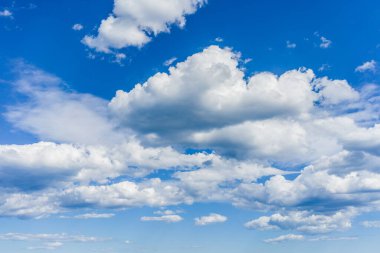 Kabarık bulutlar ile güneşli bir günde mavi gökyüzü