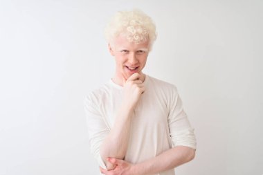 İzole edilmiş beyaz arka plan üzerinde sıradan tişörtler giyen genç albino adam çapraz kollarla gülümseyen ve çenesine kaldırılan kameraya kendinden emin bir şekilde bakıyor. Olumlu düşünüyorum..