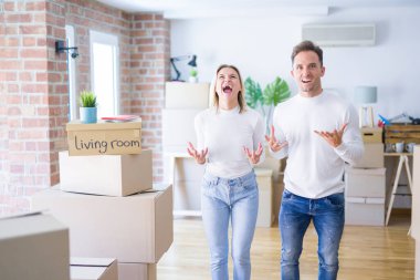 Genç ve güzel bir çift yeni evlerinde karton kutuların etrafında dikiliyor. Kızgın ve deli gibi bağırıyor ve agresif bir ifade ve kollar havada bağırıyor. Hayal kırıklığı konsepti.