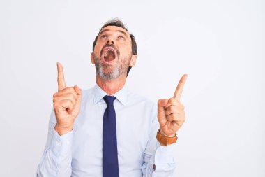 Orta yaşlı iş adamı zarif bir kravat takıyor. İzole edilmiş beyaz arka plan üzerinde duruyor. Şaşırmış ve şaşırmış..