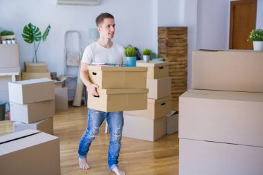 Kutuları olan adam yeni eve taşınıyor. 