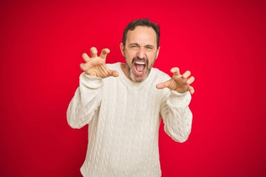 Yakışıklı orta yaşlı, gri saçlı, soyutlanmış, kırmızı arka planda gülümseyen, kedi gibi pençeli, agresif ve seksi bir ifade sergileyen son sınıf öğrencisi.