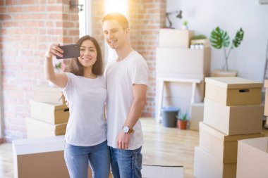 Yeni evimizde genç ve güzel bir çift. 