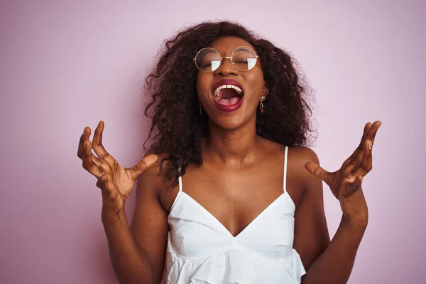 Mujer Afroamericana Joven Con Gafas Pie Sobre Fondo Rosa Aislado —  Fotos de Stock