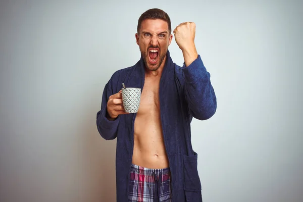 Мужчина Рубашки Удобной Пижаме Халате Пьет Чашку Кофе Раздраженный Разочарованный — стоковое фото