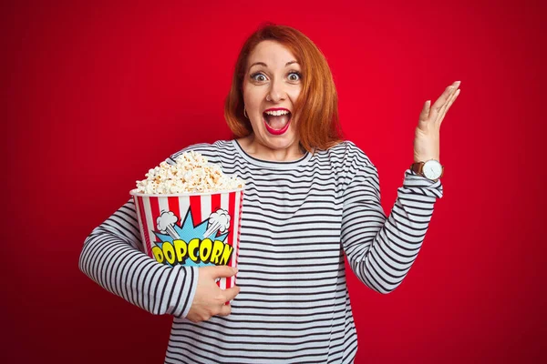 Giovane Bella Rossa Donna Mangiare Popcorn Sfondo Rosso Isolato Molto — Foto Stock