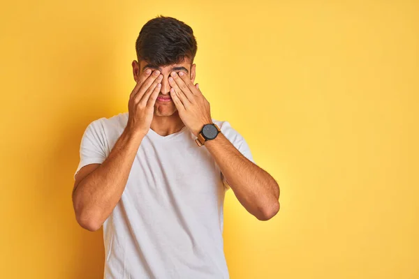 Homem Indiano Jovem Vestindo Camiseta Branca Sobre Fundo Amarelo Isolado — Fotografia de Stock