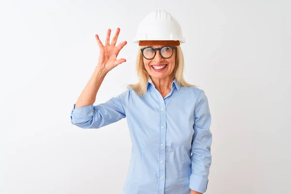 Middelbare Leeftijd Architect Vrouw Dragen Bril Helm Geïsoleerde Witte Achtergrond — Stockfoto