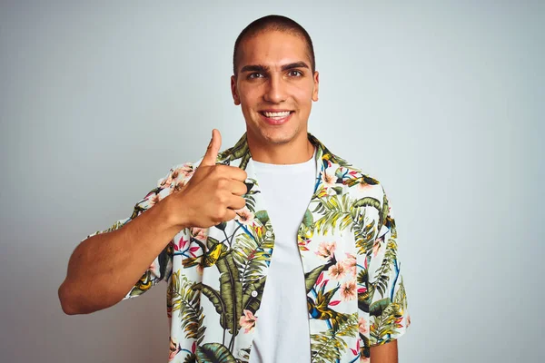 Tatilde Beyaz Arka Planda Hawaii Tişörtü Giyen Yakışıklı Genç Adam — Stok fotoğraf