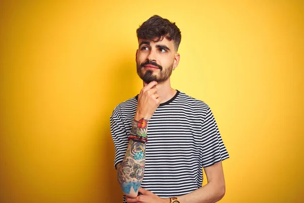 Jovem Com Tatuagem Vestindo Camiseta Listrada Sobre Fundo Amarelo Isolado — Fotografia de Stock