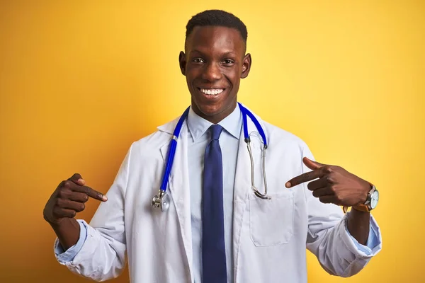 Africano Americano Médico Homem Vestindo Estetoscópio Sobre Fundo Amarelo Isolado — Fotografia de Stock