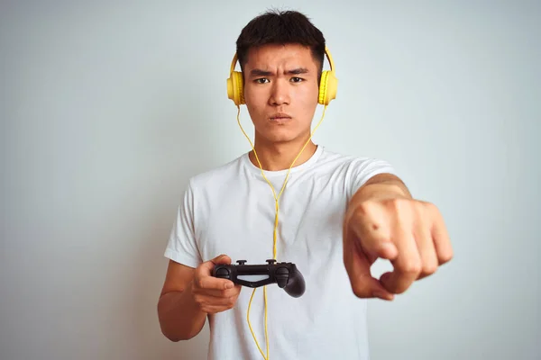 Mladý Asijský Čínský Hráč Muž Hraje Videohru Stojící Nad Izolovaným — Stock fotografie