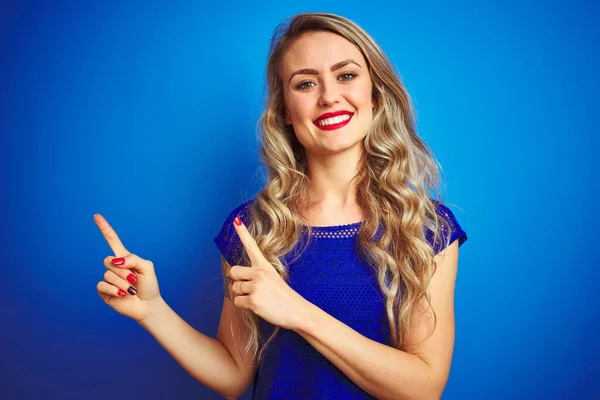 Young Beautiful Woman Standing Blue Isolated Background Smiling Looking Camera — ストック写真