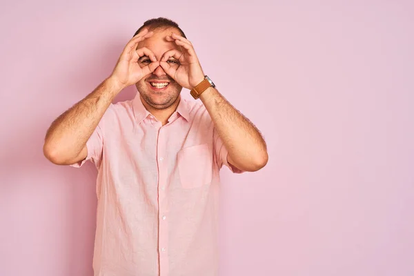 Ung Man Bär Elegant Skjorta Stående Över Isolerade Rosa Bakgrund — Stockfoto