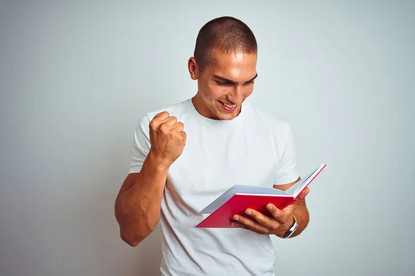 Jonge Knappe Man Leest Rood Boek Witte Geïsoleerde Achtergrond Schreeuwen — Stockfoto