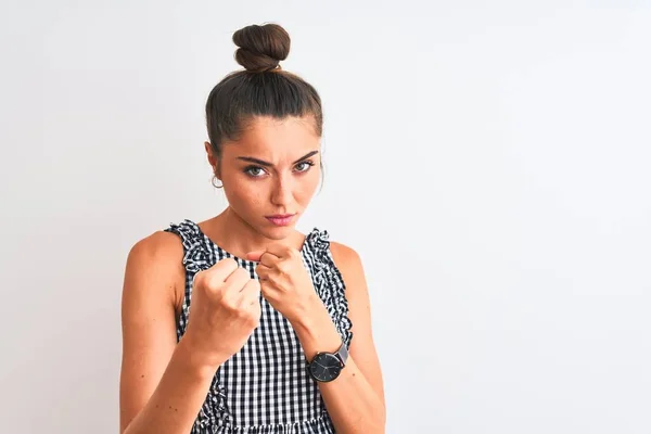 Bella Donna Con Panino Indossa Abiti Casual Piedi Sfondo Bianco — Foto Stock