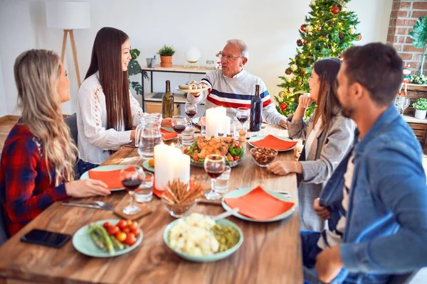 Schöne Familientreffen Lächelnd Glücklich Und Zuversichtlich Putenbraten Essen Und Weihnachten — Stockfoto