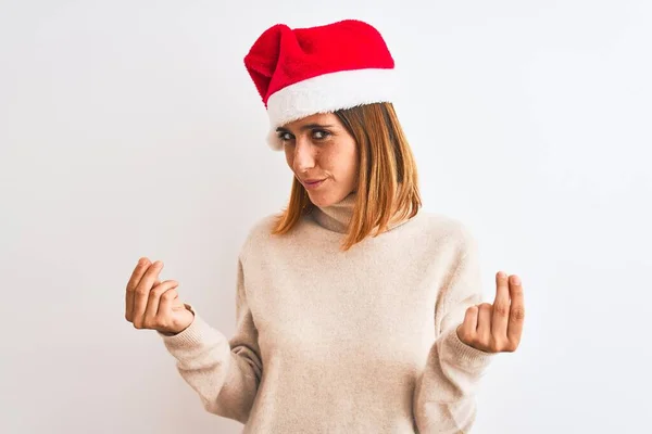 Hermosa Pelirroja Con Sombrero Navidad Sobre Fondo Aislado Haciendo Gesto —  Fotos de Stock