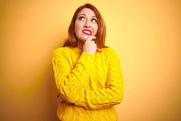 Schöne Rothaarige Frau Winterpullover Die Vor Isoliertem Gelben Hintergrund Steht — Stockfoto