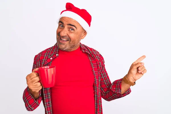 Středního Věku Muž Sobě Vánoční Santa Klobouk Pití Kávy Přes — Stock fotografie