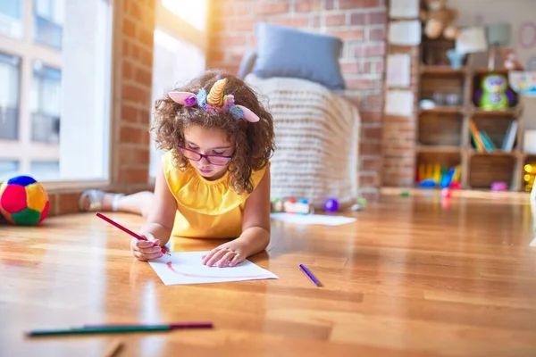 Bellissimo Bambino Che Indossa Occhiali Diadema Unicorno Sdraiato Sul Pavimento — Foto Stock