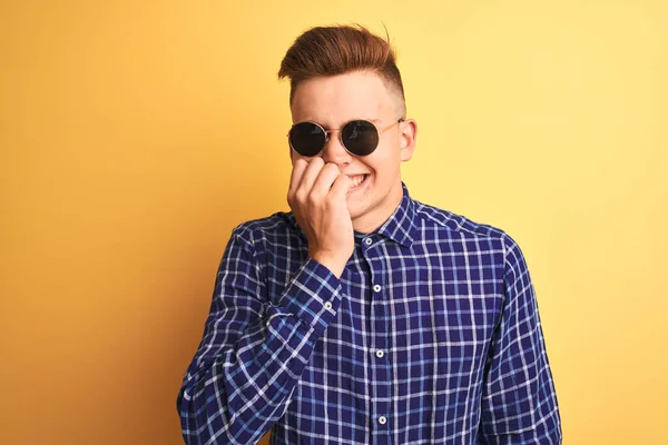 Ung Stilig Man Bär Casual Skjorta Och Solglasögon Över Isolerad — Stockfoto