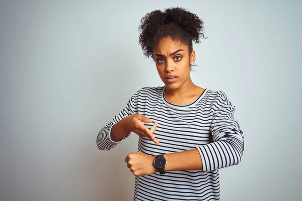 Mujer Afroamericana Vistiendo Camiseta Rayas Marina Guerra Pie Sobre Fondo —  Fotos de Stock