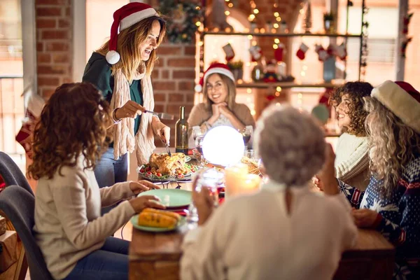 Mooie Groep Vrouwen Die Blij Zelfverzekerd Glimlachen Carving Geroosterde Kalkoen — Stockfoto