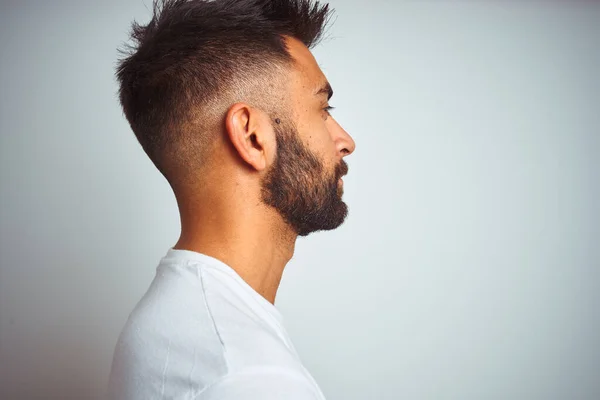 Junger Indischer Mann Trägt Shirt Das Über Isoliertem Weißem Hintergrund — Stockfoto