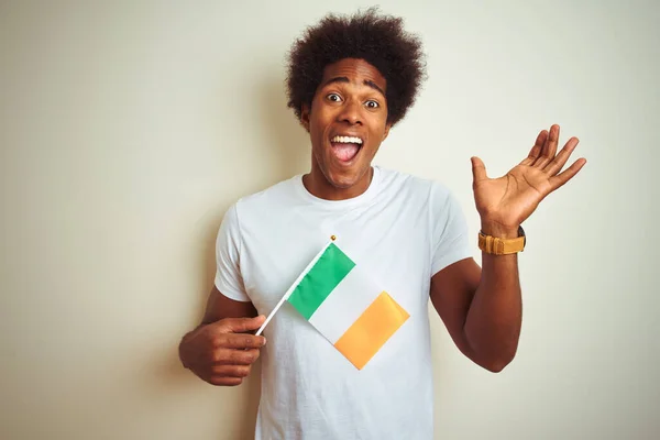 Νεαρός Αφροαμερικάνος Ιρλανδική Σημαία Στέκεται Πάνω Από Απομονωμένο Λευκό Φόντο — Φωτογραφία Αρχείου