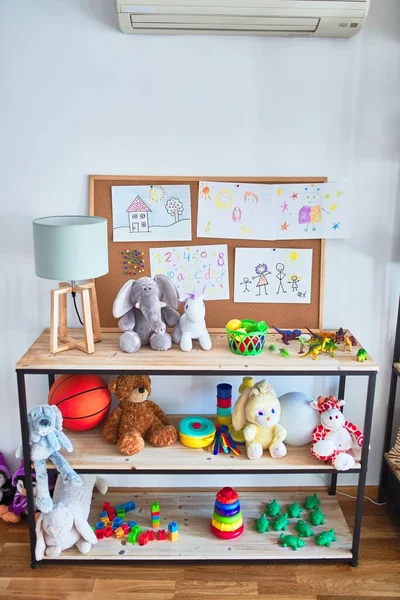 Półka Dużą Ilością Kolorowych Zabawek Zorganizowanych Przedszkolu — Zdjęcie stockowe