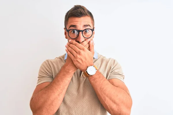 Jeune Homme Beau Portant Des Lunettes Sur Fond Isolé Choqué — Photo