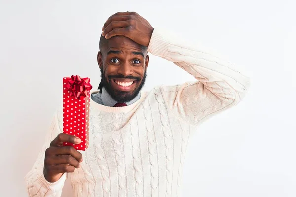 Homem Afro Americano Com Tranças Segurando Presente Natal Sobre Fundo — Fotografia de Stock