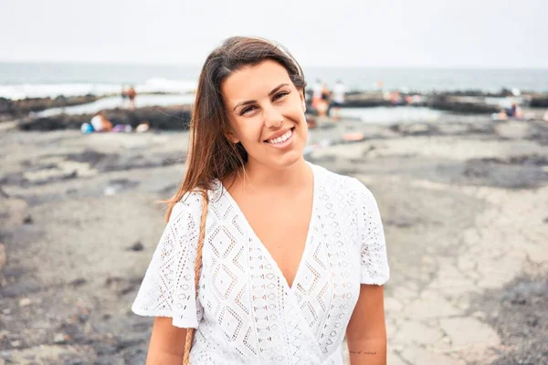 Wanita Cantik Tersenyum Gembira Menikmati Liburan Musim Panas Pantai Pasir — Stok Foto