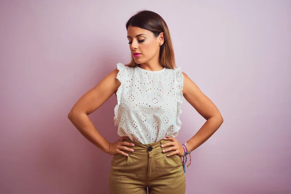 Jovem Mulher Bonita Vestindo Roupas Elegantes Sobre Fundo Rosa Isolado — Fotografia de Stock