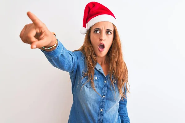 Jovem Mulher Ruiva Bonita Vestindo Chapéu Natal Sobre Fundo Isolado — Fotografia de Stock