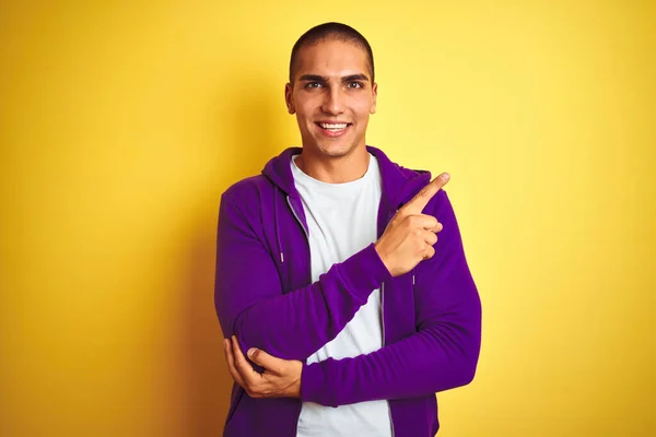 Joven Hombre Guapo Con Sudadera Púrpura Sobre Fondo Aislado Amarillo — Foto de Stock