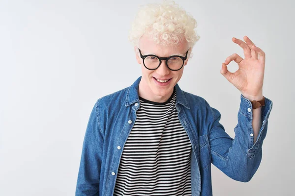 Νεαρός Albino Ξανθός Άνδρας Φορώντας Denim Πουκάμισο Και Γυαλιά Πάνω — Φωτογραφία Αρχείου