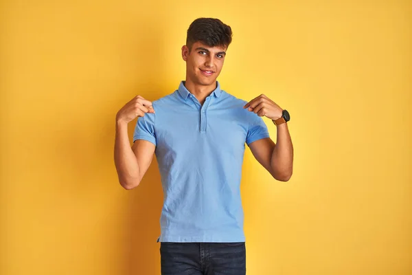 Joven Hombre Indio Con Polo Azul Pie Sobre Fondo Amarillo — Foto de Stock
