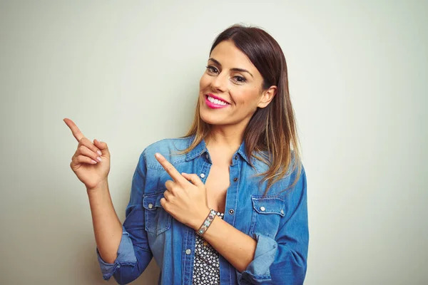 Jovem Mulher Bonita Sobre Fundo Isolado Sorrindo Olhando Para Câmera — Fotografia de Stock