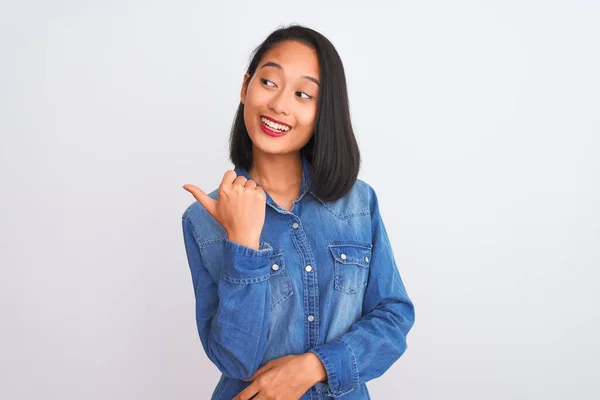 Jovem Mulher Chinesa Bonita Vestindo Camisa Jeans Sobre Fundo Branco — Fotografia de Stock