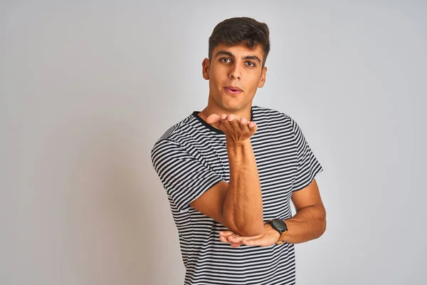 Joven Hombre Indio Con Camiseta Rayas Azul Marino Pie Sobre —  Fotos de Stock