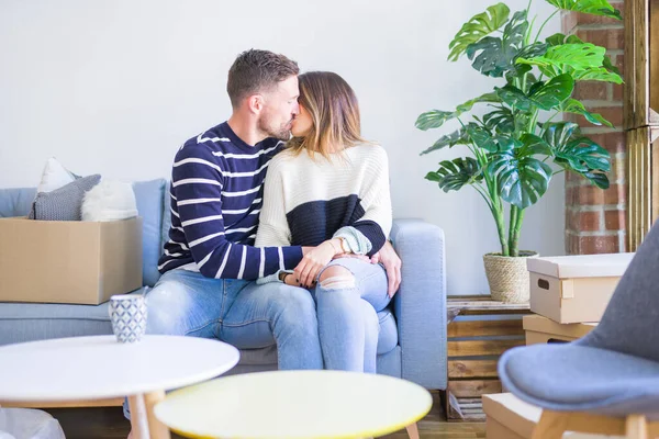 Junges Schönes Paar Sitzt Auf Dem Sofa Trinkt Eine Tasse — Stockfoto