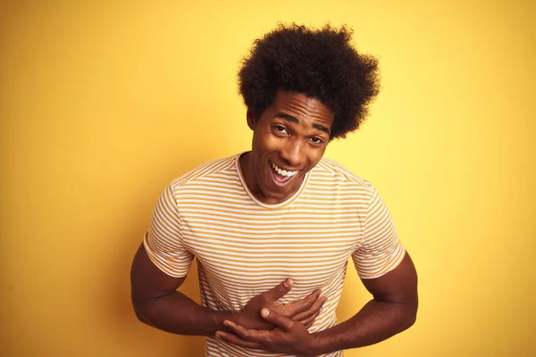 Amerikanischer Mann Mit Afro Haaren Gestreiftem Shirt Vor Isoliertem Gelbem — Stockfoto
