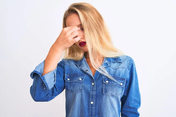 Mulher Bonita Nova Vestindo Camisa Ganga Casual Sobre Fundo Branco — Fotografia de Stock