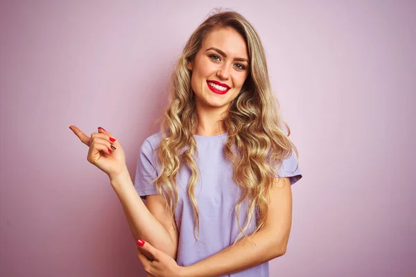 Jovem Mulher Bonita Vestindo Camiseta Roxa Sobre Fundo Isolado Rosa — Fotografia de Stock