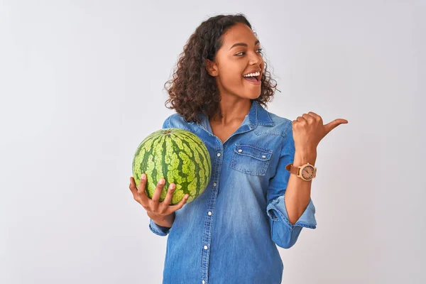 Mujer Brasileña Joven Sosteniendo Sandía Pie Sobre Fondo Blanco Aislado — Foto de Stock